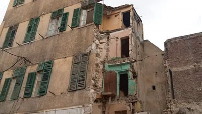 تداعيات نوة الشمس الصغرى.. انهيار أجزاء من عقار وسقوط شجرتين بالإسكندرية (صور)