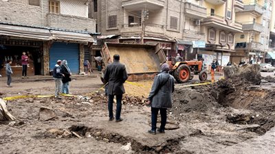 محافظ الغربية: لجنة فنية لتحديد أسباب الهبوط الأرضى في شارع بالمحلة ومعاينة العقارات (صور وفيديو)
