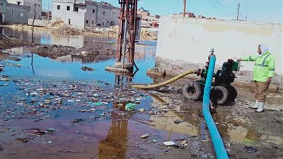 الوحدات المحلية تواصل كسح مياه الأمطار واستمرار وقف حركة الصيد بالبحيرة (صور)