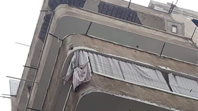 تداعيات الطقس السيئ.. انهيار جزئي بعقار وهبوط أرضي شرقي الإسكندرية 