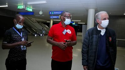 وفد سيمبا التنزاني في استقبال بعثة الأهلي بمطار دار السلام