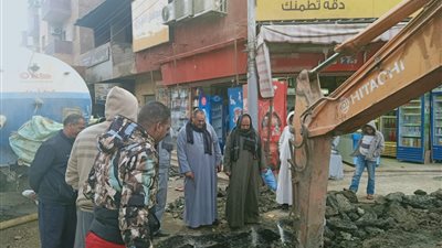 بعد انقطاعها لـ 10 ساعات ..عودة المياه لمدينة إدفو بسبب كسر مفاجئ بخط وسط المدينة(صور)