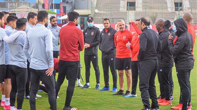 موسمياني يعقد محاضرة فنية مع لاعبي الأهلي استعدادًا لمواجهة سيمبا 