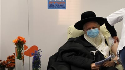 إسرائيل تستكمل حملتها للتلقيح ضد فيروس كورونا في الحانات (صورة)