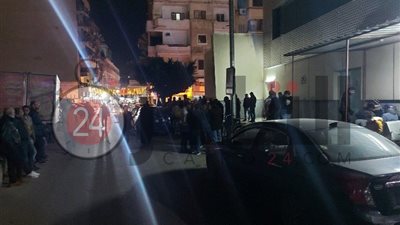 بعد العثور عليه بشاطئ غزة.. أهالي غريق بورسعيد ينتظرون وصول جثمانه أمام مشرحة السلام (صور)