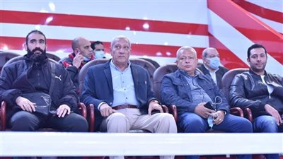 رئيس الزمالك يحفز اللاعبين قبل السفر إلى السنغال 