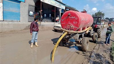 لليوم السادس.. استمرار كسح المياه بقرى البحيرة ومراجعة المعديات النيلية (صور)