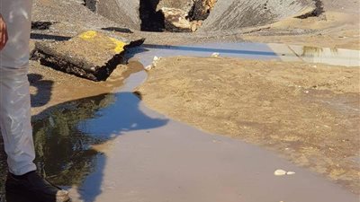 أحدث هبوطًا أرضيًا.. انقطاع المياه في الأقصر بعد كسر خط بشارع خالد بن الوليد