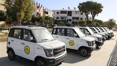 الوادي الجديد تدشن أول سيارات تعمل بالطاقة الكهربائية (صور) 