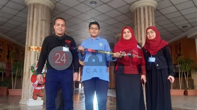 طالب يبتكر عصا ذكية لمساعدة المكفوفين (صور وفيديو) 