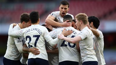 الشوط الأول.. رأسية سترلينج تمنح التقدم لمانشستر سيتي أمام أرسنال