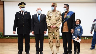 محافظ ومدير أمن بورسعيد يكرمان أسر الشهداء والمصابين من الجيش والشرطة (صور) 