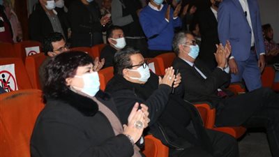 وزيرة الثقافة تشهد العرض المسرحي 