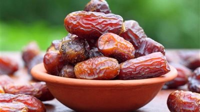 يحمي العينين ويقي من السكتات الدماغية.. تعرف على ما يحدث في جسمك عند تناول 3 تمرات يوميًا