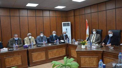 محافظ المنيا يعقد الاجتماع الدوري مع نواب البرلمان لمناقشة عدد من الملفات المهمة (صور)