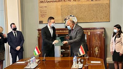 وزير الخارجية يوقع اتفاقية تعاون مع نظيره المجري