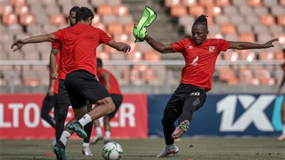 مدرب يانج أفريكانز السابق: سيمبا لديه خط هجومي قوي.. والمباراة ستكون صعبة على الأهلي