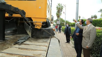 محافظ كفر الشيخ يعلن دعم منظومة النظافة بـ165 صندوق بلاستيك متحرك وسيارة لشفط وكنس التربة  