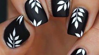 لا غنى عن الوردي في جميع الأحوال.. طرق تنسيق أكثر من لون طلاء للظفر (صور)