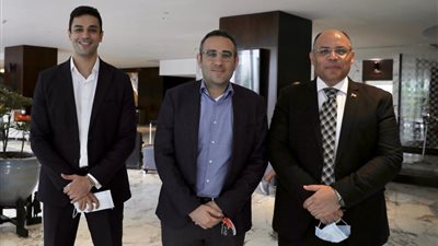 السفير المصري في تنزانيا يرافق بعثة الأهلي إلى ملعب المباراة