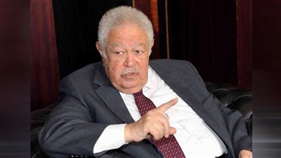 نقيب المحامين يتلو قرار بوقف مطالبة المحامي المحال للمعاش أو مستحقي معاشه بأدلة اشتغال