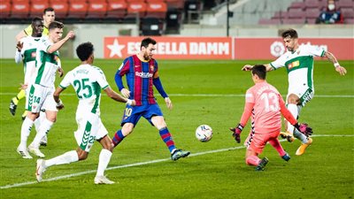 ميسي يقود برشلونة للفوز على إلتشي بثلاثية في الدوري الإسباني