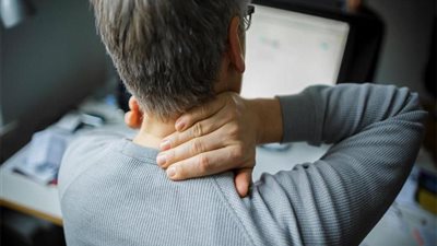 عند العمل من المنزل..  3 نصائح لتجنب آلام رقبتك وكتفك تعرّف عليها