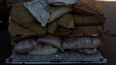 ضبط مواد كيماوية مُنتهية الصلاحية تستخدم في إنتاج السماد الزراعي بالفيوم