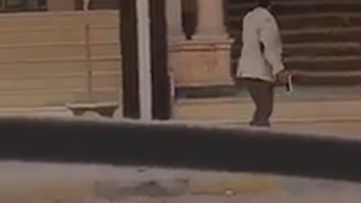 شاب يثير الرعب بشوارع العجمي بإطلاق أعيرة نارية ويصيب 4 أشخاص بسبب معاكسة زوجته (فيديو)