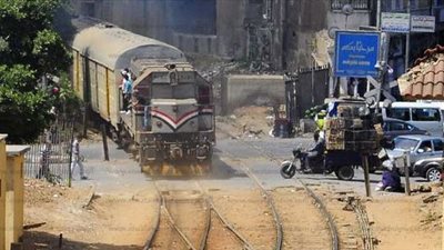 قطار يصدم شابة أثناء عبورها مزلقان محطة ديروط بأسيوط 