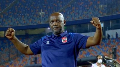 موسيماني يُلقي محاضرة بالفيديو مع لاعبي الأهلي استعدادا لمواجهة طلائع الجيش