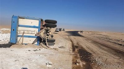 انقلاب شاحنة على الطريق الصحراوي بأسوان دون خسائر بشرية