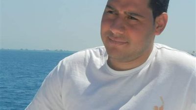 طعنه في القلب.. ننشر صور  أمين شرطة متهم بقتل شاب في المنيا