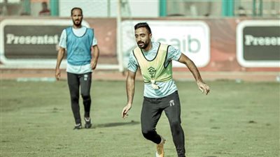 محمود وحيد يقود الجبهة اليسرى في الأهلي أمام طلائع الجيش