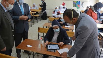 نائب محافظ المنيا يتابع سير امتحانات الصف الأول الثانوي بعدد من اللجان (صور)