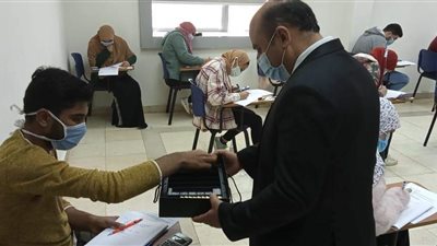 استقبال طلاب جامعة بنها في أول يوم بالشيكولاتة.. والمدير الأكاديمي: 