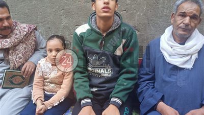 معجزة إلهية.. مُعاق ذهنيًا يحفظ القرآن كاملًا بالأرقام والآيات في المنيا (فيديو وصور)