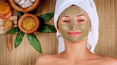 يعالج حب الشباب ويحمي من أشعة الشمس الضارة.. تعرفي على فوائد الطين الأخضر