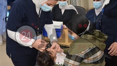 إقبال كثيف على حملة التطعيم ضد شلل الأطفال ببورسعيد.. والتمريض يستقبلهم بالحلوى (صور) 