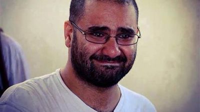 رفض دعوى علاء عبدالفتاح بحمل لاب توب وموبايل أثناء المراقبة