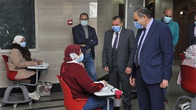 رئيس جامعة كفرالشيخ: نعمل على توفير مناخ مناسب للطلاب وسط الإجراءات الاحترازية (صور) 