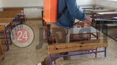 مدرس يعقم الفصول بعد انتهاء الطلاب من الامتحانات بمطروح: 