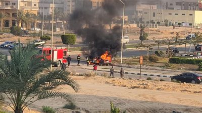 اشتعال سيارة بطريق العاشر من رمضان ونجاة سائقها