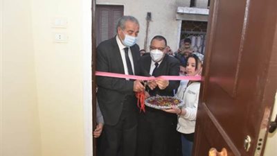 وزير التموين ومحافظ الشرقية يفتتحان 10 منازل للأسر الأولى بالرعاية في 