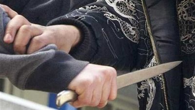 عاطل يشرع في قتل صديقه بسكين لخلافات مالية بالخانكة