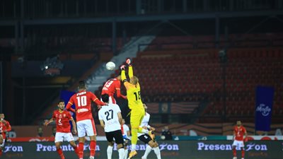 الشوط الأول.. الأهلي يتعادل إيجابيًا أمام طلائع الجيش