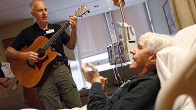 تعرّف على كيفية العلاج بالموسيقى وتأثيره على صحة الإنسان