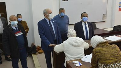 رئيس جامعة الفيوم يستطلع آراء الطلاب بشأن مراعاة توزيع الأسئلة على الوقت المُخصص للامتحان (صور)