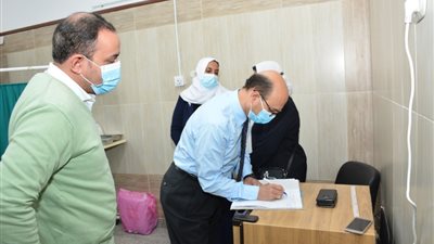 نائب رئيس جامعة أسيوط يتلقى الجرعة الأولى من اللقاح المضاد لفيروس كورونا 