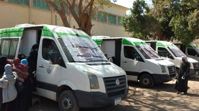 الكشف على 836 حالة خلال القافلة الطبية بقرية البحري قمولا في قنا